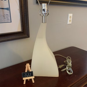 Mid Century Modern Durchscheinende Creme Plexiglas, Lucite, Acryl, Mattierte Lampe
