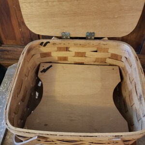 Puede incluir: Una cesta de picnic de madera con tapa con bisagras e inserto de madera extra&iacute;ble. La cesta est&aacute; hecha de madera tejida y tiene un acabado natural.