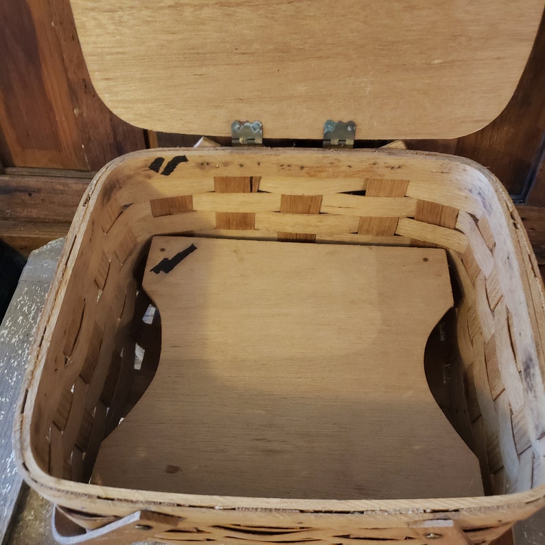 Puede incluir: Una cesta de picnic de madera con tapa con bisagras e inserto de madera extra&iacute;ble. La cesta est&aacute; hecha de madera tejida y tiene un acabado natural.