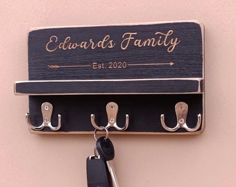 Porte-clés personnalisé pour mur - Cintre de clé personnalisé avec nom de famille | Plusieurs designs, 3 couleurs | Le réchauffement de la maison présente une nouvelle maison