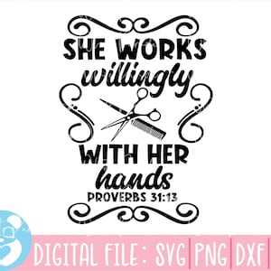 Könnte beinhalten: Schwarz-weißes Grafikdesign mit einer Schere und einem Kamm. Der Text lautet "Sie arbeitet gerne mit ihren Händen Sprichwörter 31:13".