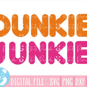 Puede incluir: Dise&ntilde;o gr&aacute;fico naranja y rosa con el texto "Dunkie Junkie" en una fuente en negrita y de bloque. El fondo es un patr&oacute;n de panda blanco.