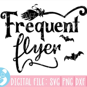 以下が含まれることがあります： スタイリッシュなフォントで「Frequent Flyer」というテキストが書かれた白黒のグラフィックデザイン。グラフィックには、魔女のほうきとコウモリが含まれています。