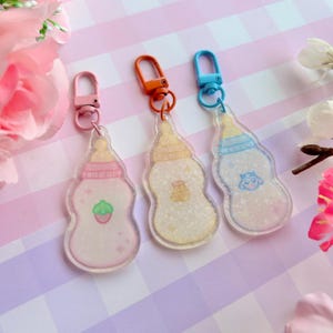 Charms acrílicos holográficos para biberones de leche para bebés: llavero de leche kawaii lindo holográfico estrellado de doble cara, accesorios pastel de plátano y leche de fresa