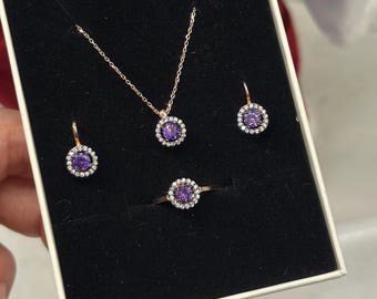 Conjunto de joyas de amatista en plata de ley 925 y collar con piedras preciosas moradas.