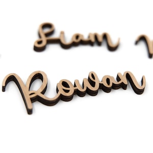 Segnaposto con nome corsivo, nome dell'ospite in legno corsivo / nomi tagliati al laser / invitati al matrimonio / calligrafia personalizzata