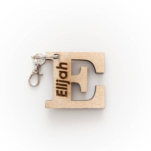 Llavero con nombre personalizado / Nombre en letra grabado en madera