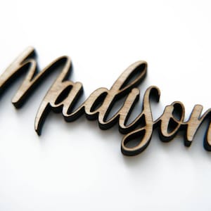 Segnaposto con nome calligrafico, nome dell'ospite in legno corsivo / Nomi tagliati al laser / Ospiti del matrimonio / Calligrafia personalizzata