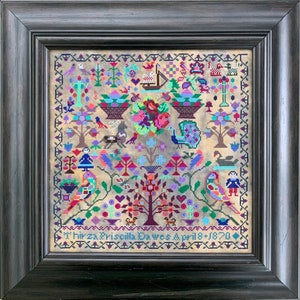 Könnte beinhalten: Ein gerahmter Kreuzstich-Sampler mit einem farbenfrohen Blumendesign, Vögeln und einem Pfau. Der Sampler ist datiert mit "April 18, 1870" und signiert mit "Thirza Priscilla Dawes".