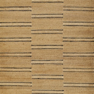Könnte beinhalten: Ein brauner und schwarzer gestreifter Teppich mit gewebter Textur. Der Teppich hat eine rechteckige Form und ist aus Naturfasern gefertigt.