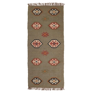 Puede incluir: Una alfombra rectangular verde oliva con un patrón geométrico repetido en rojo, negro, blanco y naranja. La alfombra tiene un borde con flecos y es adecuada para un pasillo o entrada.