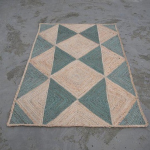 Puede incluir: Alfombra rectangular de yute con un patrón geométrico de diamantes. El diseño presenta formas de diamantes turquesa y beige natural alternadas. La alfombra está hecha de fibras de yute tejidas, creando una superficie texturizada. Ideal para un toque natural.
