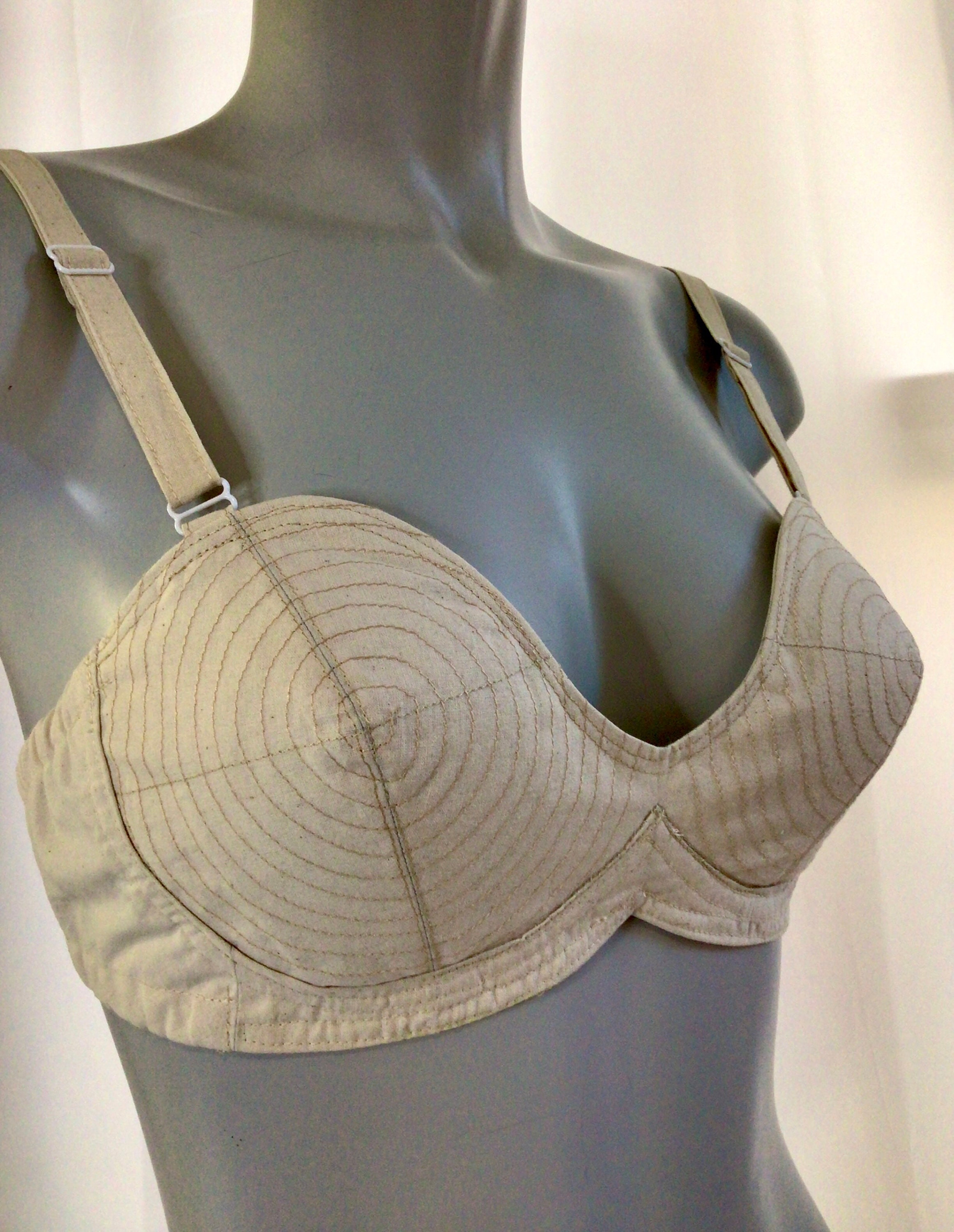 1950s 50s 40s Pin up Retro Vintage Custom Comfy Wireless Wirefree No Wire  Cream Padded Cotton Pointed Circle Round Cone Bullet Lingerie Bra 