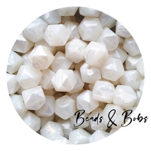 Lote de 5 a 20 cuentas hexagonales de silicona de 14 mm. Envío GRATUITO disponible. Consulte la descripción para proyectos de joyería y manualidades. Focal: blanco perla.