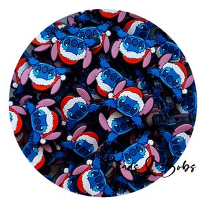Pode incluir: Uma coleção de pingentes de borracha azuis com o personagem Stitch usando um gorro de Papai Noel vermelho e branco. Os pingentes estão dispostos em um grupo circular e o texto "Beads & Bobs" está impresso em preto no canto inferior direito.