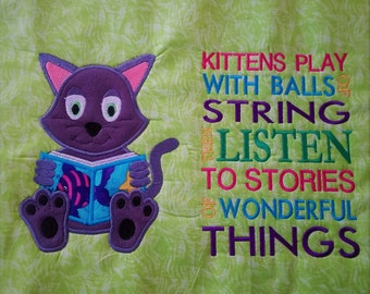 Cuscino ricamato con storia di gattini che leggono, 5 x 7, cuscino da lettura, gatto, disegno di animali Non è un articolo fisico! Solo download digitale