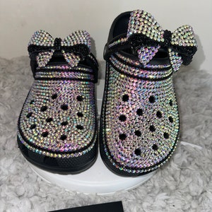 Bling Crocs: zwarte crocs met strassteentjes en strik