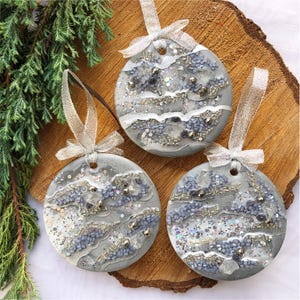 Zilveren kerstornamenten van epoxyhars. Kerstboomdecoratie handgemaakte ornamenten. Uniek ornament cadeau voor kerst