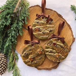 Gouden kerstversieringen van epoxyhars. Uniek ornament kerstboomdecoratie. Handgemaakte ornamenten. Cadeau voor kerst