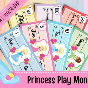 Puede incluir: Billetes de juego coloridos con ilustraciones de princesas, con denominaciones de $1 a $500. Cada billete presenta una princesa diferente y detalles florales. El texto "Princess Play Money" está en la parte inferior.