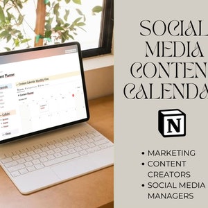Puede incluir: Un ordenador portátil que muestra un calendario de contenido en la pantalla. El calendario se titula "Content Calendar Monthly View" y muestra el mes de diciembre. El portátil está sobre un teclado blanco y una superficie de madera. El texto "SOCIAL MEDIA CONTENT CALENDAR" se muestra en texto negro sobre un fondo gris claro. El texto "N" se muestra en un cuadrado negro sobre el fondo gris claro. El texto "MARKETING, CONTENT CREATORS, SOCIAL MEDIA MANAGERS" se muestra en texto negro sobre un fondo gris claro.