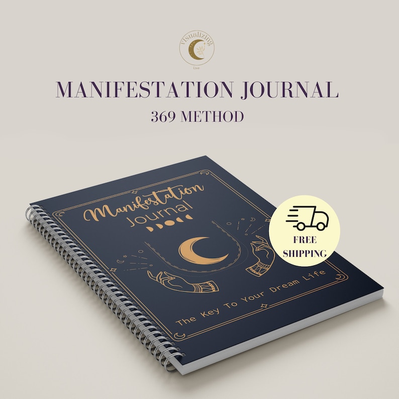 Peut inclure: Un journal reli&eacute; en spirale bleu fonc&eacute; avec une inscription dor&eacute;e "Manifestation Journal 369 Method". La couverture pr&eacute;sente une lune croissante dor&eacute;e, des mains et des &eacute;toiles sur un fond bleu fonc&eacute;. Le texte "The Key To Your Dream Life" est &eacute;galement sur la couverture.