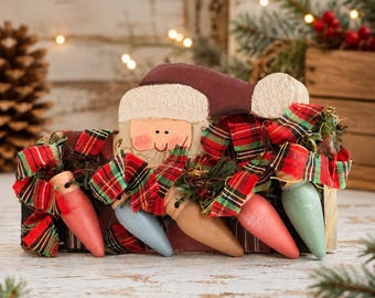 Panneau artisanal représentant le Père Noël primitif avec une écharpe à carreaux et des guirlandes lumineuses vintage – Décoration de Noël rustique