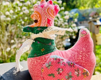 Vintage Quilt Chicken: Farmhouse Tiered Tray Decor