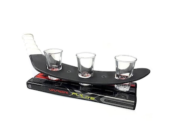 Bandeja y vasos de chupito con diseño de palo de hockey – Regalo ideal para él – Bandeja para bar en la cueva del hombre – Artículos de bar reciclados con diseño de palo de hockey – Incluye 3 vasos