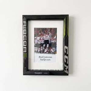 Porta-retratos em formato de taco de hóquei – Presente para ele que adora hóquei – Decoração para quarto com tema de hóquei no gelo – Expositor de fotos reciclado – CCM Ribcor Trigger 2 PMT – 17,8 x 22,9 cm