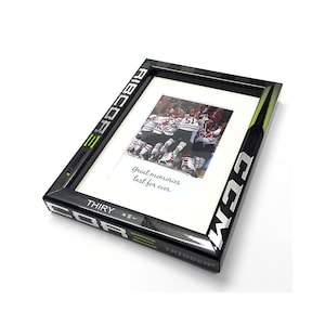 Cadre photo crosse de hockey - Décoration de chambre de hockey sur glace - Cadeau pour fan de hockey - Présentoir photo recyclé - Gâchette Ribcor CCM 2 PMT - Taille MINI