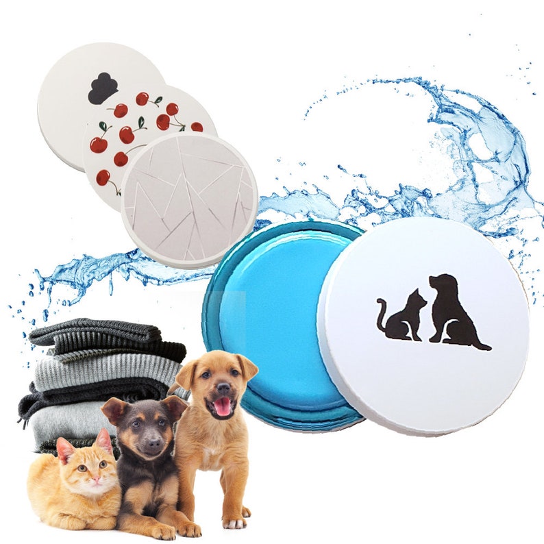 Puede incluir: Un juego de tres posavasos de cer&aacute;mica blanca con un dise&ntilde;o de cerezas, un quitamanchas de ropa azul en un recipiente redondo y una tapa blanca con una silueta negra de un gato y un perro. El quitamanchas est&aacute; rodeado por un efecto de salpicaduras de agua azul.