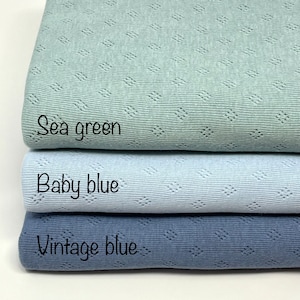 Peut inclure: Trois &eacute;chantillons de tissu dans diff&eacute;rentes nuances de bleu et de vert. L'&eacute;chantillon du haut est vert d'eau, l'&eacute;chantillon du milieu est bleu b&eacute;b&eacute; et l'&eacute;chantillon du bas est bleu vintage. Chaque &eacute;chantillon a un motif en losange.