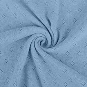Peut inclure: Tissu textur&eacute; bleu clair avec un motif en losange subtil. Le tissu est doux et a une sensation l&eacute;g&egrave;rement extensible.