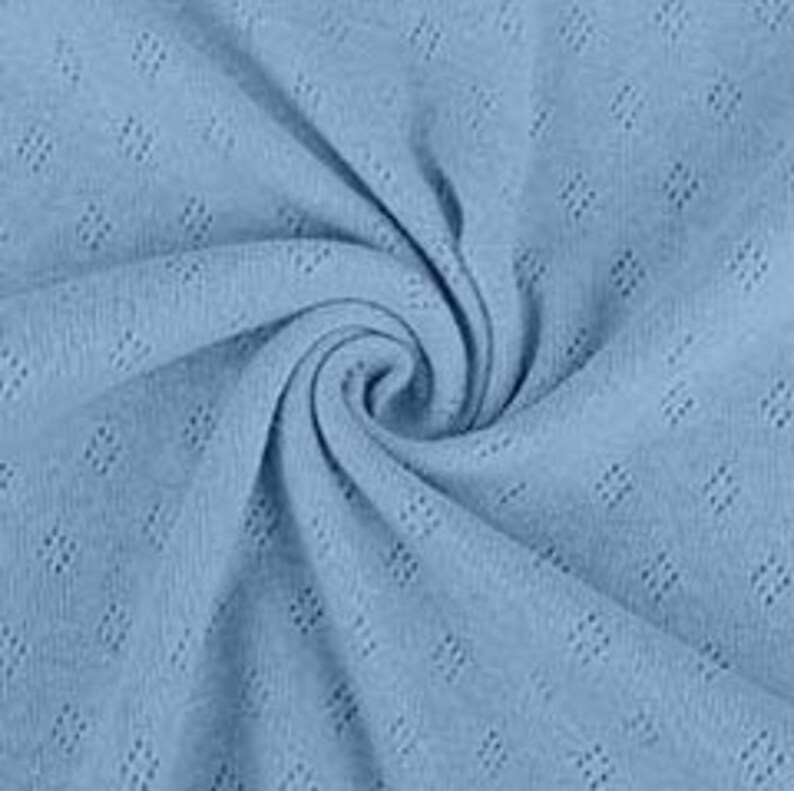 Peut inclure: Tissu textur&eacute; bleu clair avec un motif en losange subtil. Le tissu est doux et a une sensation l&eacute;g&egrave;rement extensible.