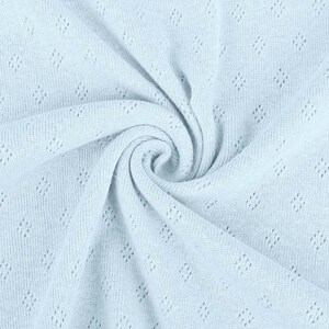 Peut inclure: Un tissu tricot&eacute; bleu clair avec un motif en losange d&eacute;licat. Le tissu est doux et a un l&eacute;ger &eacute;clat.