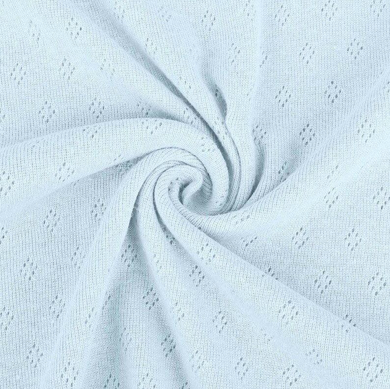 Peut inclure: Un tissu tricot&eacute; bleu clair avec un motif en losange d&eacute;licat. Le tissu est doux et a un l&eacute;ger &eacute;clat.