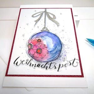 Cartolina di Natale palla di Natale fiorita in blu rosa + argento con nastro dipinto a mano acquerello scritta a mano "Christmas post" Din B6
