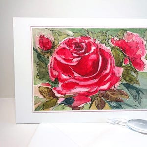 Carte pliante rose peinte à la main, fleurs en rose-rouge avec feuilles vertes et boutons, aquarelle originale et fineliner, format paysage 11,5 x 17 cm avec enveloppe