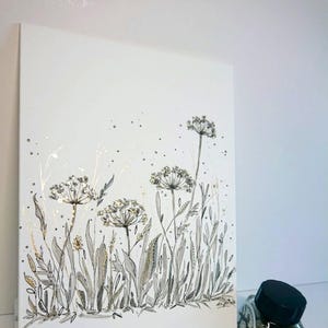 Handbeschilderde vouwkaart met dillebloesems, grassen en komkommerbladeren, monochrome aquarel met lichtgouden glanseffecten, 11,5 x 17 cm met envelop