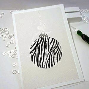 Bola de Navidad pintada a mano con purpurina de cebra. Tarjeta navideña original de acuarela plegable con sobre. 11,5 x 17 cm (Din B6). Única, sin impresión.