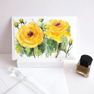 Carte pliante peinte à la main roses thé jaunes avec boutons et feuilles vertes, aquarelle originale, sans texte intérieur, avec enveloppe, format 11,5 x 17 cm, unique