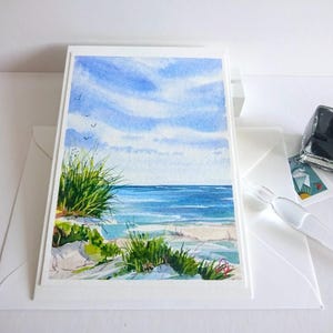 Handgeschilderde maritieme aquarelvouwkaart met duinen, riet, water + wolken en enkele meeuwen, blauw turquoise 11,5 x 17 cm met envelop, zonder tekst