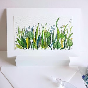 Carte peinte à la main avec motifs botaniques style doodle, feuilles et herbes + effets pailletés en or clair, aquarelle originale 11,5 x 17 cm + enveloppe