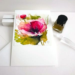 Fiore di papavero dipinto a mano con fogliame verde, su biglietto pieghevole con busta da 11,5 x 17 cm, senza testo all'interno. Acquerello originale - non una stampa digitale
