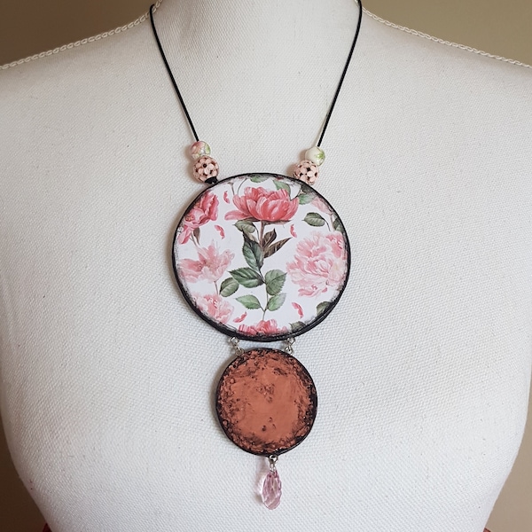 Collier mi-long vintage fleuri rose