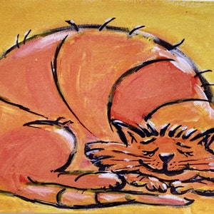 Postal de arte amarilla de un gato naranja durmiendo tranquila y felizmente, impresión artística original ingenua y forastera