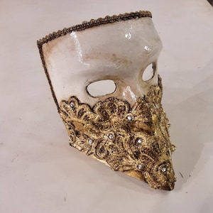 Bauta mask in papier-mâché, typical Venetian macramé, gold leaf with decorations, casanova mask, venetian mask, paper mache
