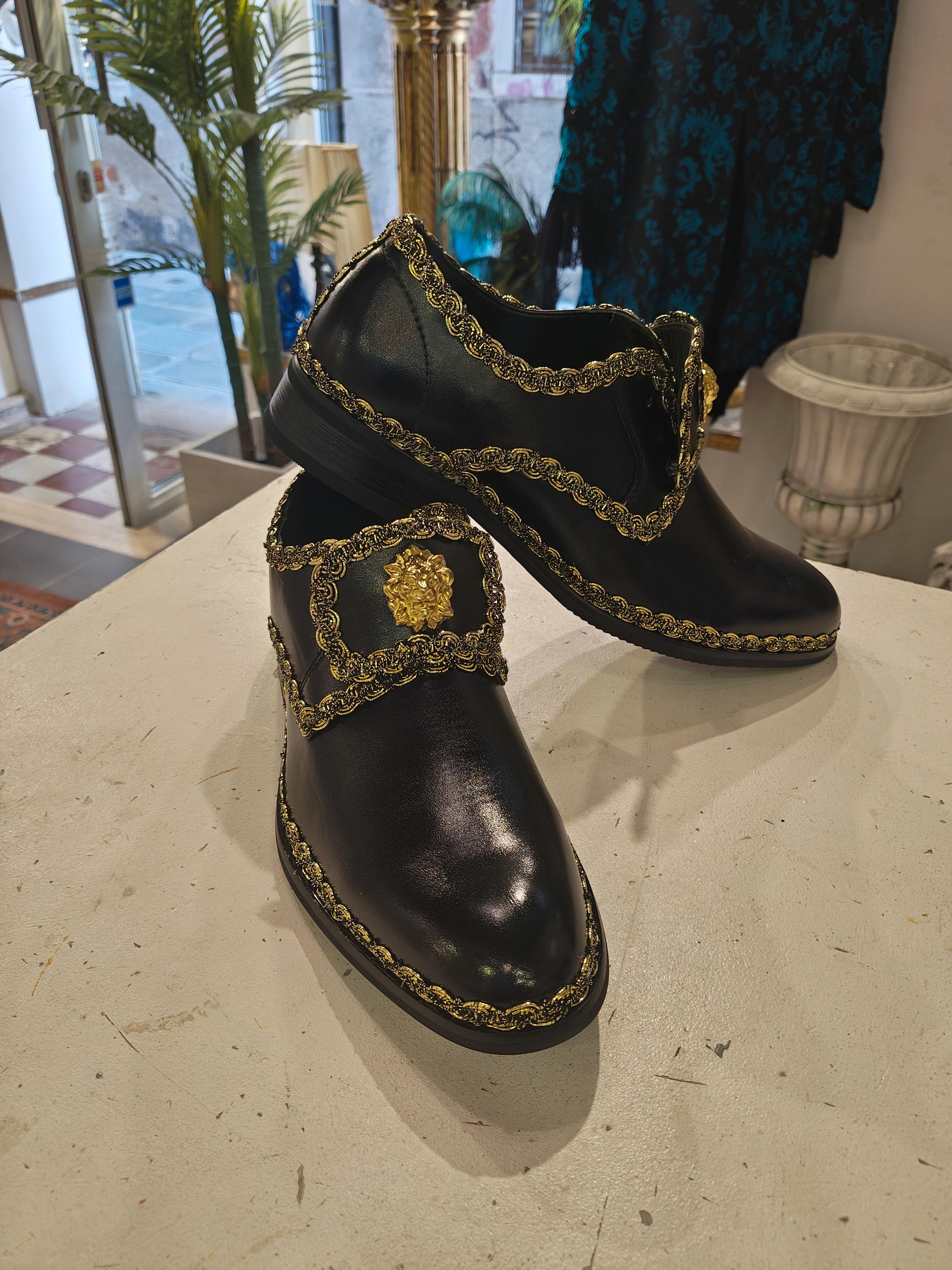 chaussure historique recouverte à la main du XVIIIe siècle