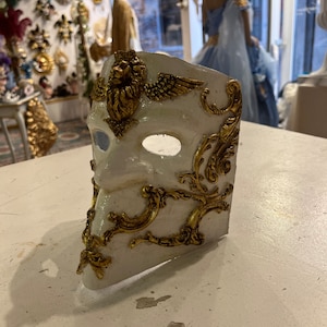 Bauta mask in typical Venetian papier-mâché macrame&#39; gold leaf with decorations, Casanova mask, Venetian mask, paper mache